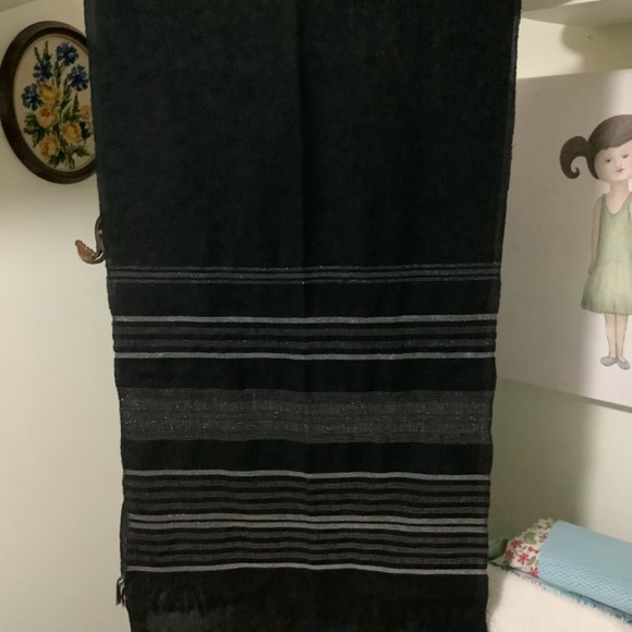 Mackay handwoven wool scarf. Montreal - Picture 4 of 6